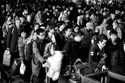 北京鐵路春運迎來最高峰 西站每小時發送萬名旅客