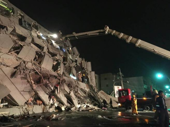 台灣高雄地震台南多處樓房傾倒 馬英九抵應變中心