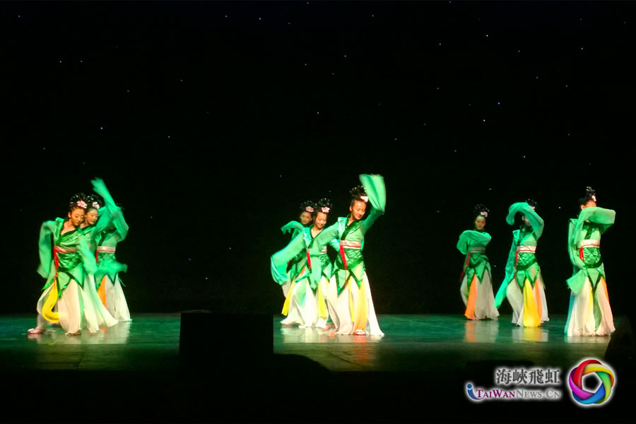 图为古典舞蹈《踏歌》