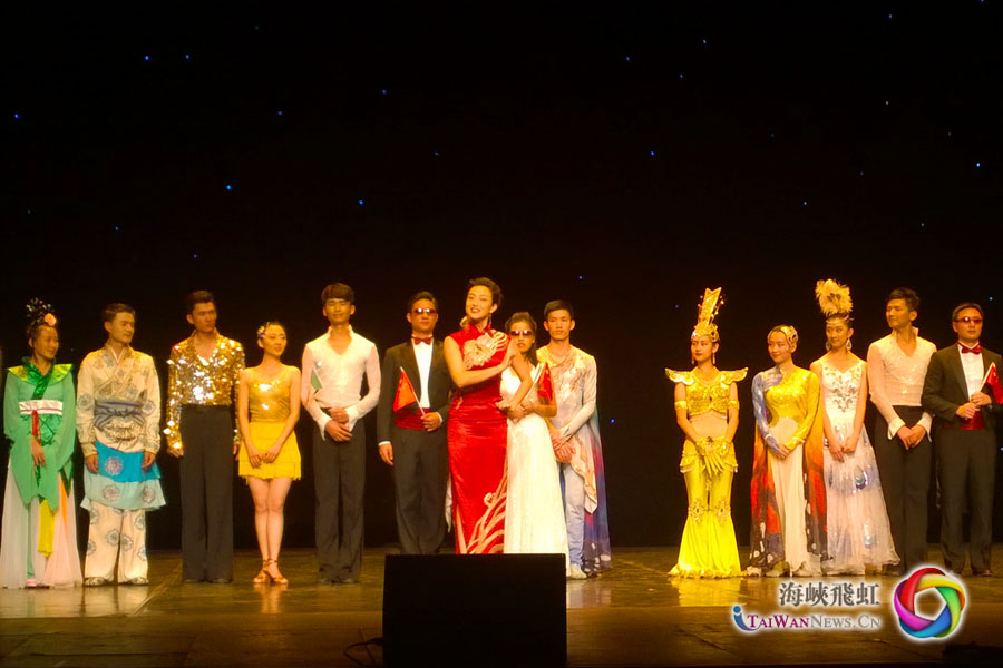 图为演员谢幕。