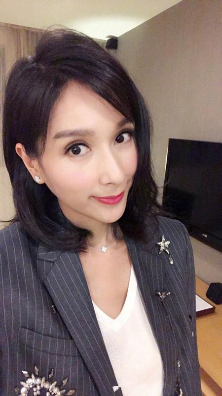 娱乐 明星 >>正文     12日,杨恭如在微博晒出近照,并道"晚安".