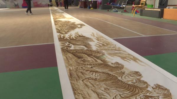 新乡80后小伙陈浩云获世界吉尼斯最长丝绢烙画纪录