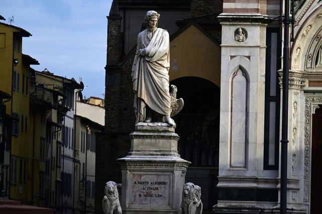 墓前朗读纪念但丁逝世700年