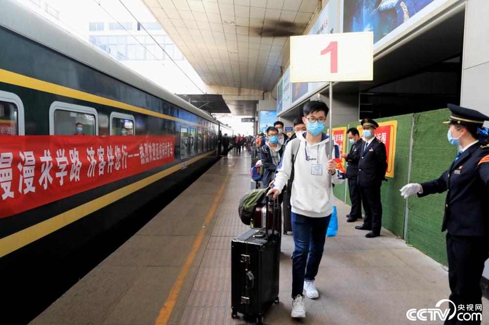 【共同戰疫】發車了！臥鋪專列送大學生返疆複學
