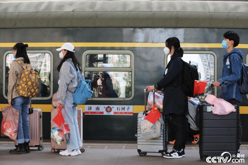【共同戰疫】發車了！臥鋪專列送大學生返疆複學