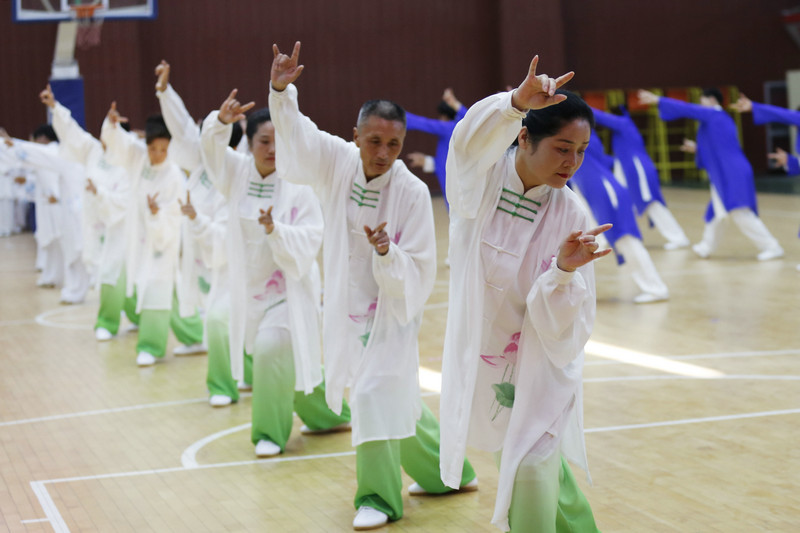 運動員在河南省平頂山市寶豐縣全民健身中心表演五禽戲