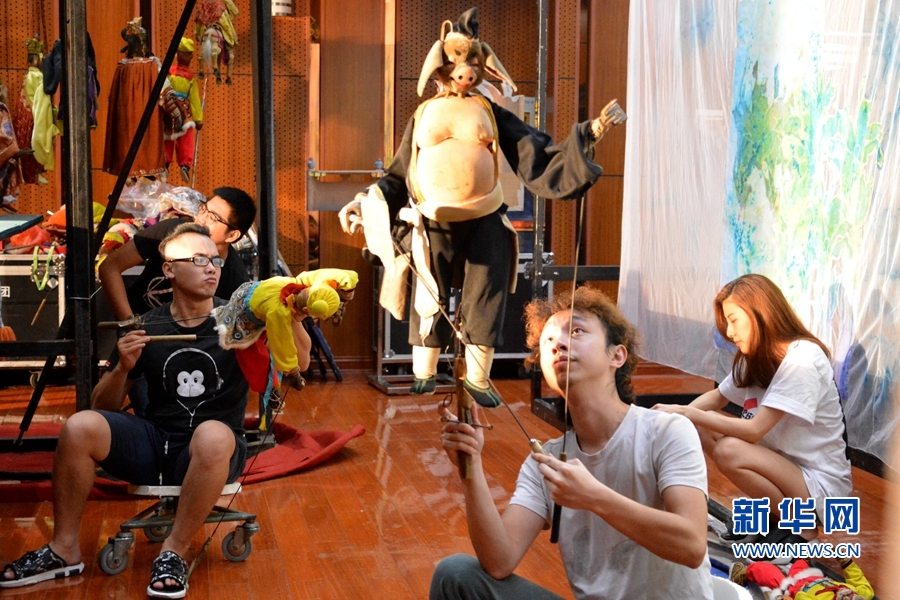 泉州：“90后”提线木偶演员用青春传承“非遗”
