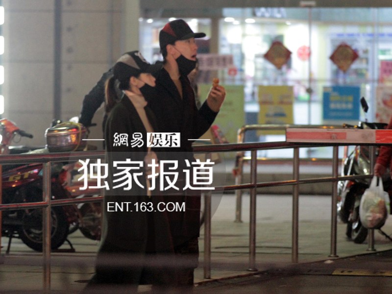 秀浪漫!刘翔新春挽手女友吴莎逛街送玫瑰