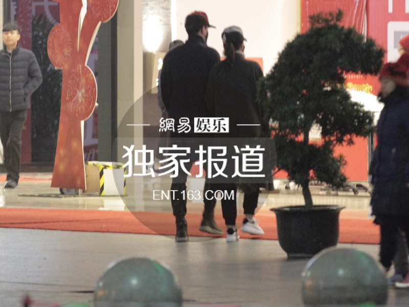 秀浪漫!刘翔新春挽手女友吴莎逛街送玫瑰