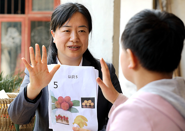 眉山仁寿：小背篼里装大爱 “送教上门”暖人心_fororder_曾玲正在给小龙（化名）授课--摄影-潘建勇