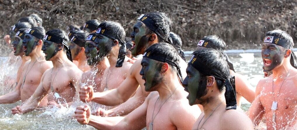 光着膀子的肌肉男图片