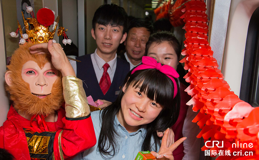 【网络媒体走转改】列车春晚闹新春 温暖回家过大年