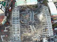 航拍台湾南部地震楼房倒塌现场