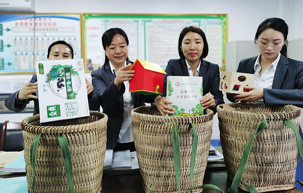 眉山仁寿：小背篼里装大爱 “送教上门”暖人心_fororder_老师们将物资准备好放进背篼-摄影-潘建勇