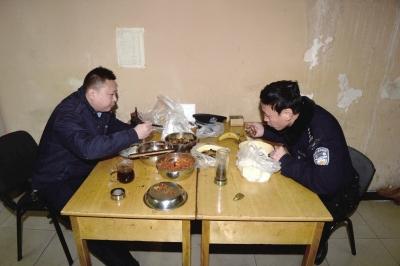 春運執勤民警日常：9年未回家 午飯只有幾分鐘