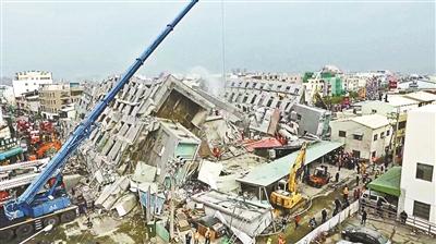 台灣地震致大樓倒塌成兩截 被質疑早有安全隱患