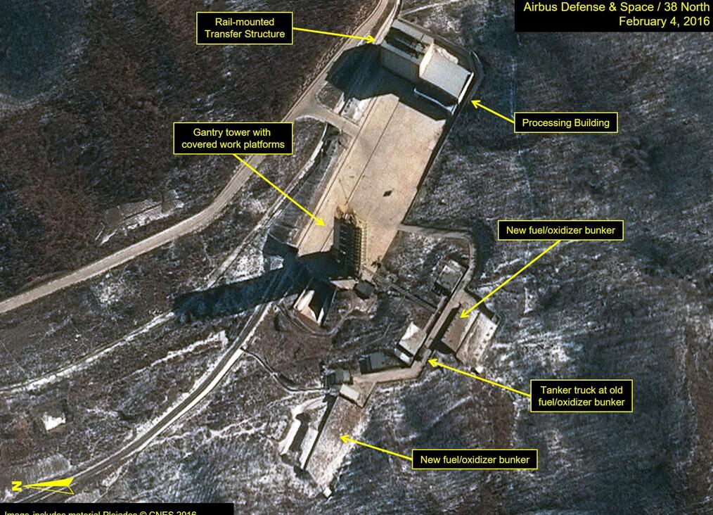 卫星图片:朝鲜火箭发射场现燃料罐车