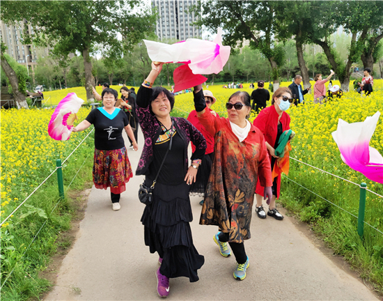 瀋陽市和平區第六屆油菜花展開幕 花海飄香醉遊人_fororder_在花田即興起舞