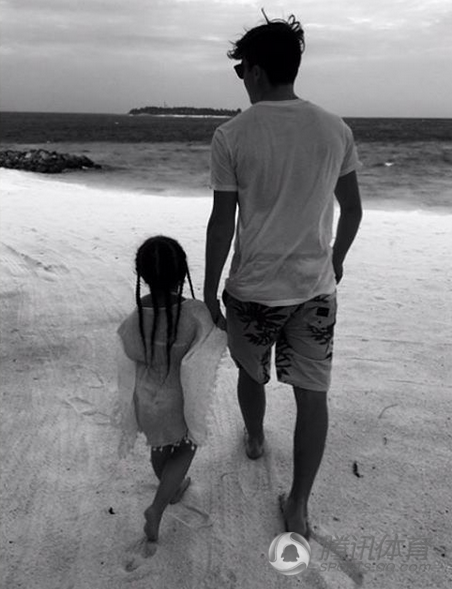 大布晒与小七背影照兄妹海滩漫步画面太美