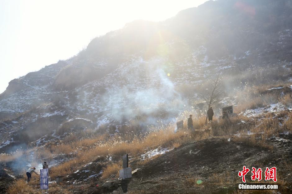 陕西关中农村除夕上坟 拜祭先祖