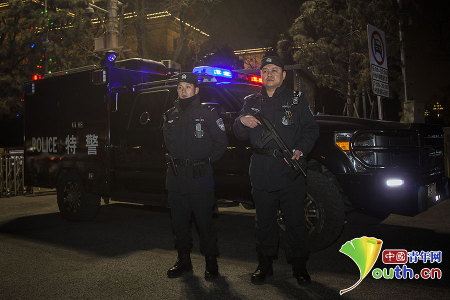 北京特警除夕夜驻守长安街组图