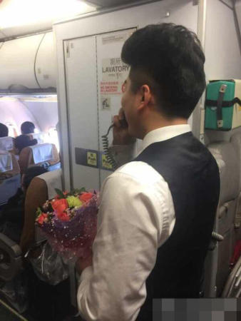 西藏航空乘务员机上求婚成功 除夕虐单身狗(图)