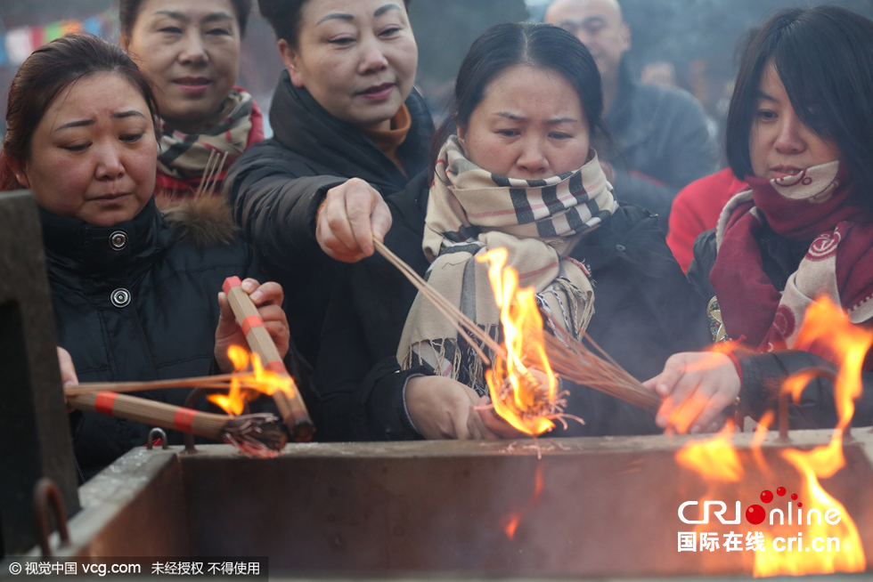 数万名香客大年初一北京雍和宫进香祈福高清组图