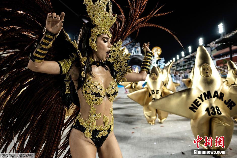 巴西狂欢节热度不减 桑巴女郎火辣热舞(组图)