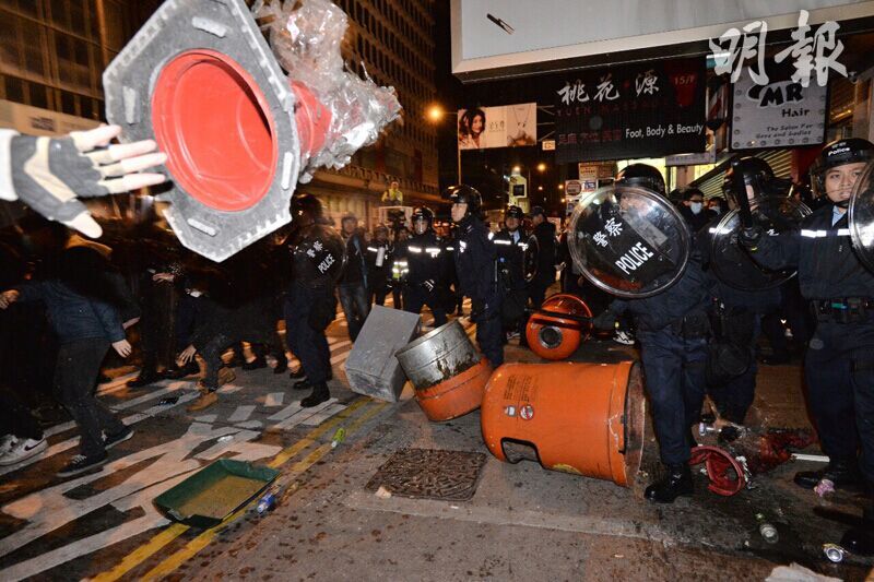 《明报》2月9日报道,在香港旺角,2月8日深夜因春节无牌小贩摆卖事件