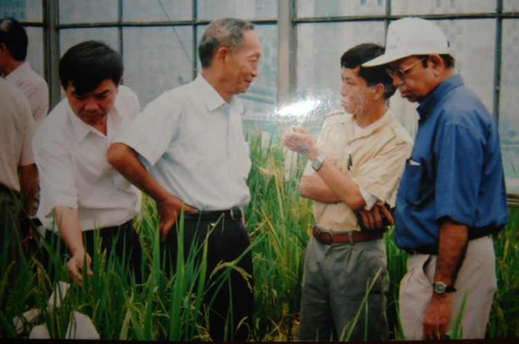 多一份温饱少一分饥饿 谁能轻易忘怀——越南农业界人士沉痛悼念袁隆平_fororder_图07 袁隆平院士（左二）于2001年在越南河内出席国际杂交水稻学术研讨会时与阮伯胜（右二）交谈