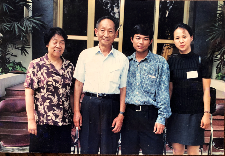 多一份温饱少一分饥饿 谁能轻易忘怀——越南农业界人士沉痛悼念袁隆平_fororder_图03袁隆平夫妇（左一、左二）、越南《农业报》副总编陈高及袁隆平助手合照（从左至右）