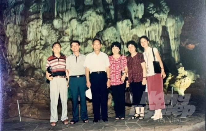 多一份温饱少一分饥饿 谁能轻易忘怀——越南农业界人士沉痛悼念袁隆平_fororder_图05袁隆平院士（左三）于2001年在越南河内出席国际杂交水稻学术研讨会后到访越南下龙湾风景区（照片来源：越南《农业报》）