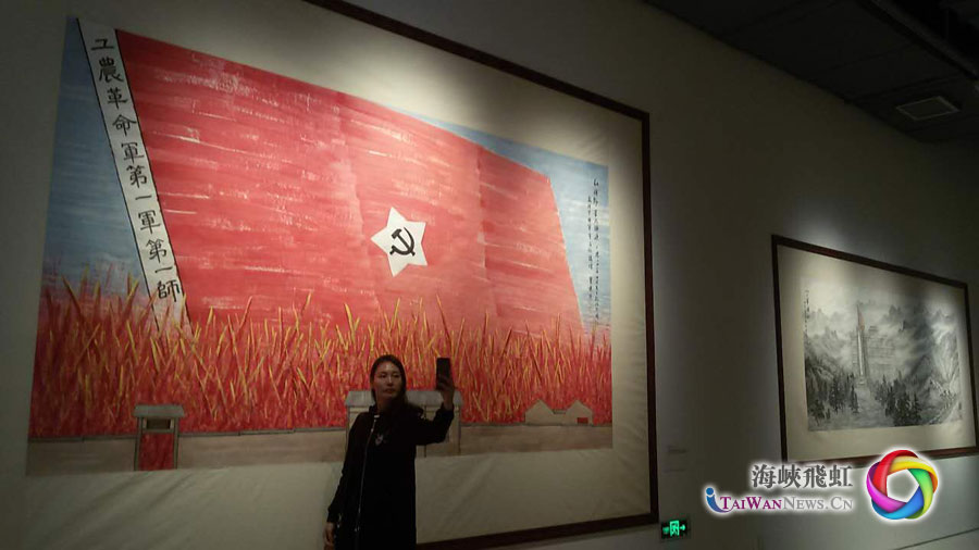 红色展览吸引时尚年轻人自拍