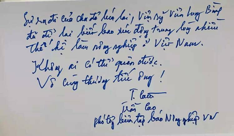 多一份温饱少一分饥饿 谁能轻易忘怀——越南农业界人士沉痛悼念袁隆平_fororder_图03越南《农业报》副总编陈高代表越南农业科技界人士手书慰问信中的一段表达缅怀之情：“多一份温饱，少一分饥饿，谁能轻易忘怀？‘杂交水稻之父’袁隆平院士的逝世让越南农业界悲痛不已，沉痛悼念袁老，愿逝者安息，一路走好！”