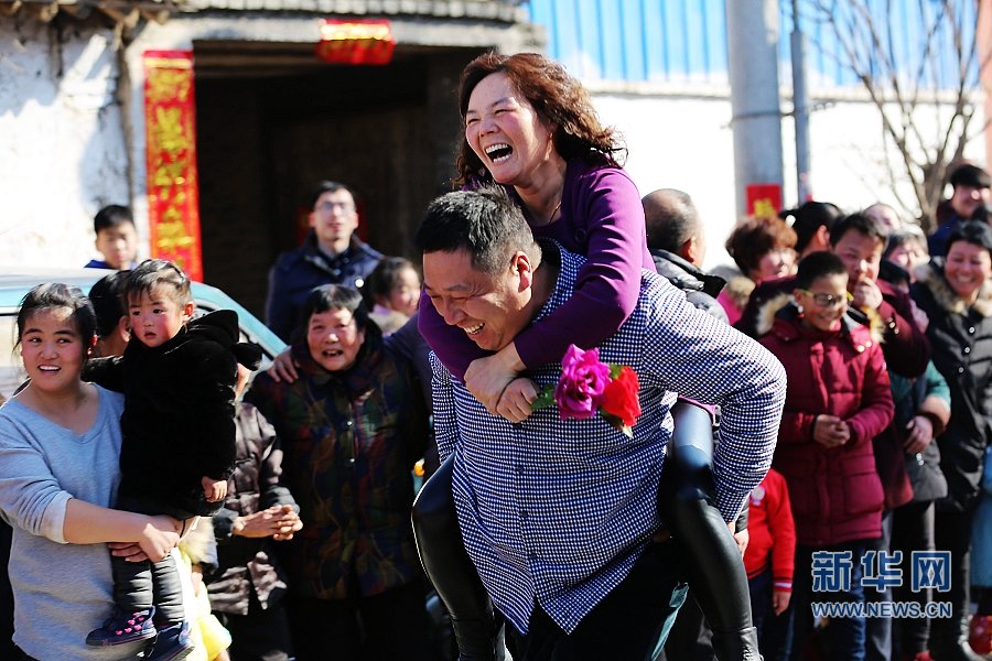 河南农民春节举行“背老婆跑大赛”