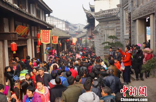 春節假期前三天旅遊市場平穩 各地節日氣氛濃郁