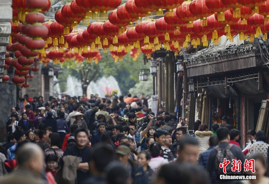 凤凰古城客流如潮 迎春节旅游高峰
