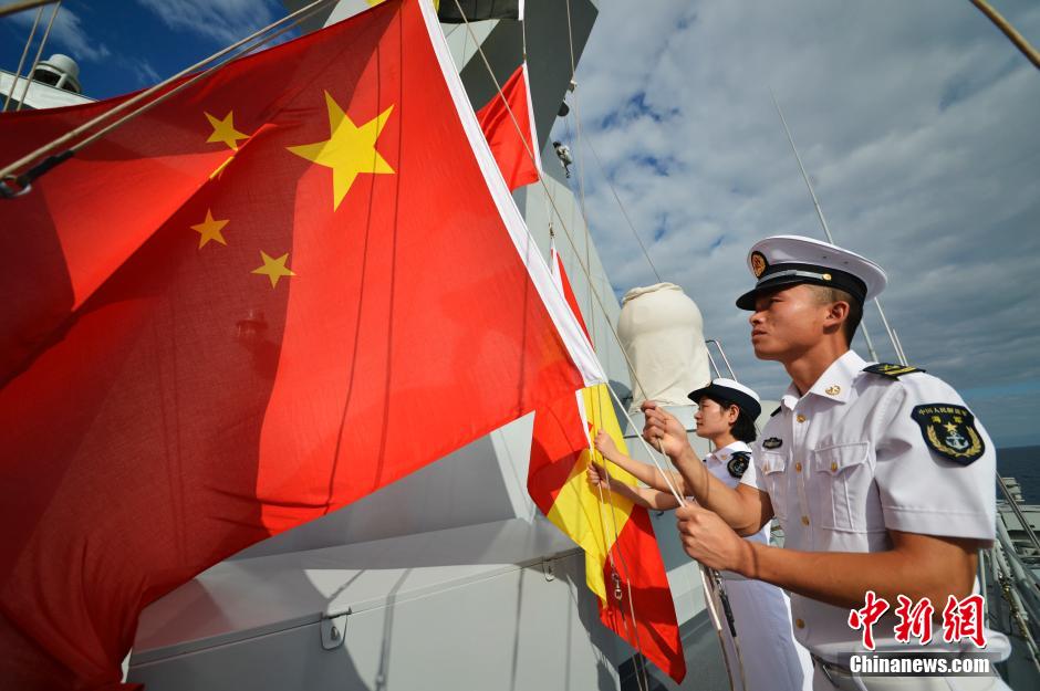 第二十二批护航编队春节举行升旗仪式