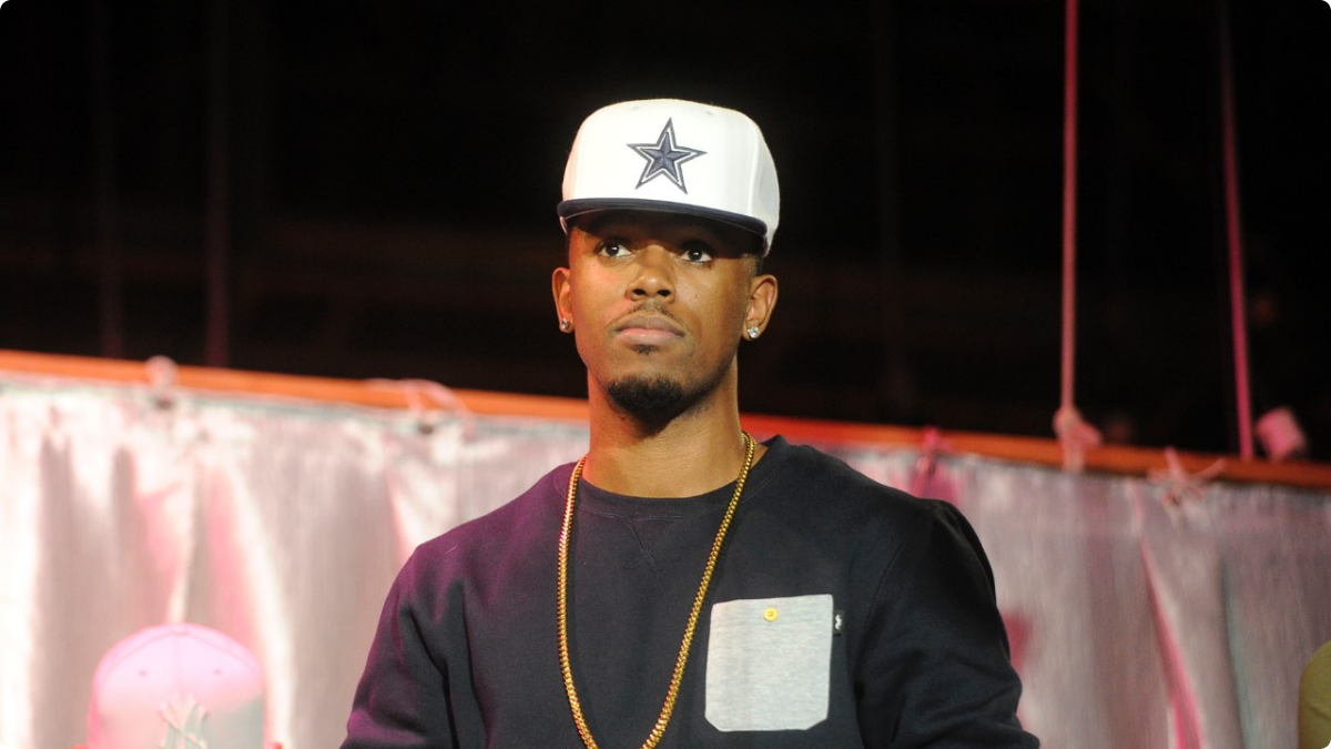 在正式宣布进军歌坛前,吉布森就发布了自己的单曲《suicide》.