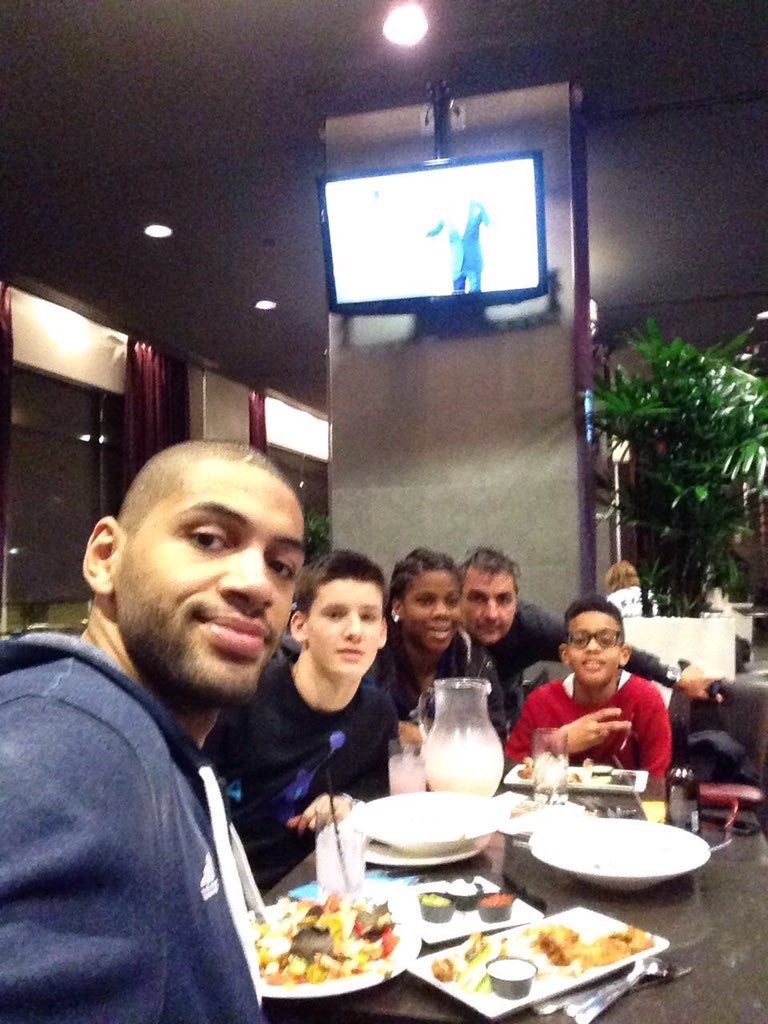 NBA球星观战超级碗:KD成摄影师 阿伦炫富