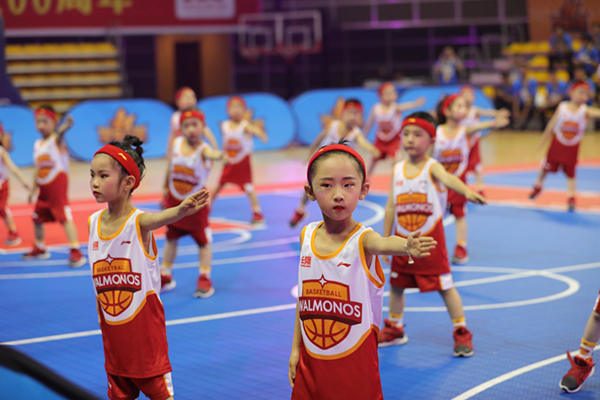 宜宾南溪：幼儿篮球赛 精彩“萌”翻天_fororder_篮球裁判手势操表演