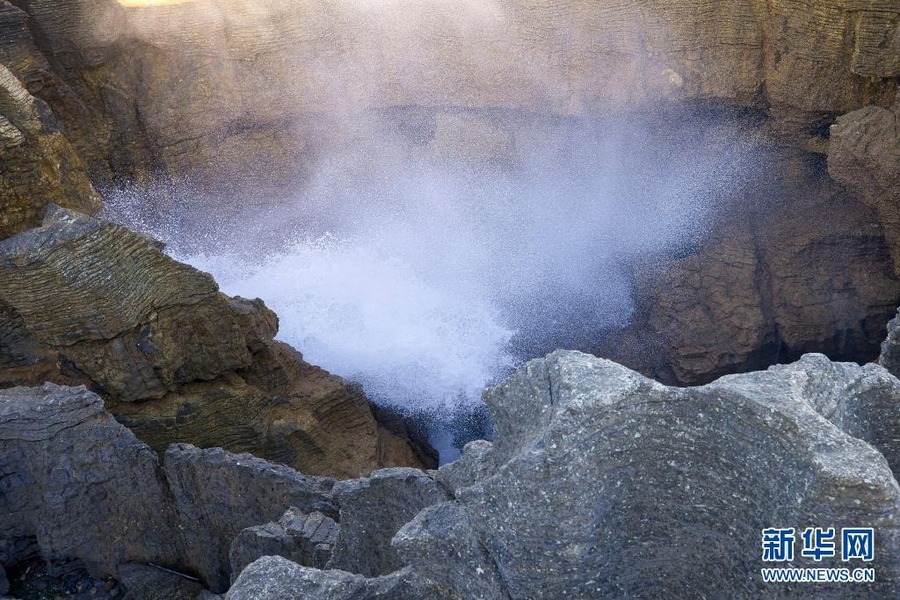 这是5月25日在新西兰普纳凯基拍摄的薄饼岩。新华社发（张健勇摄）