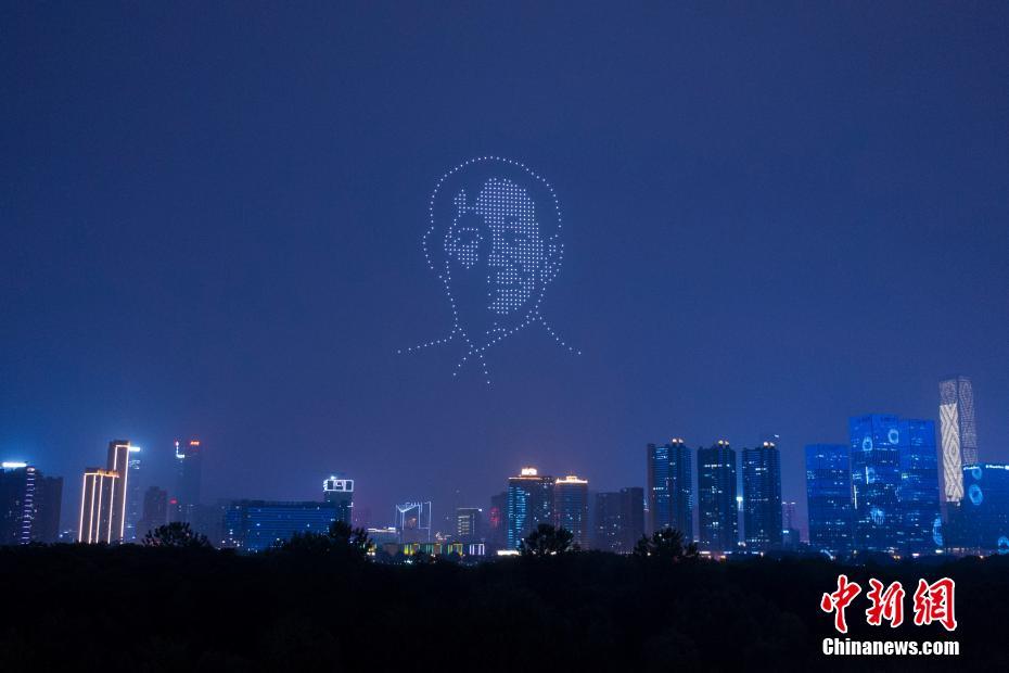 ドローンで「ハイブリッド稲の父」袁隆平氏を追悼　湖南省長沙_fororder_无人机1