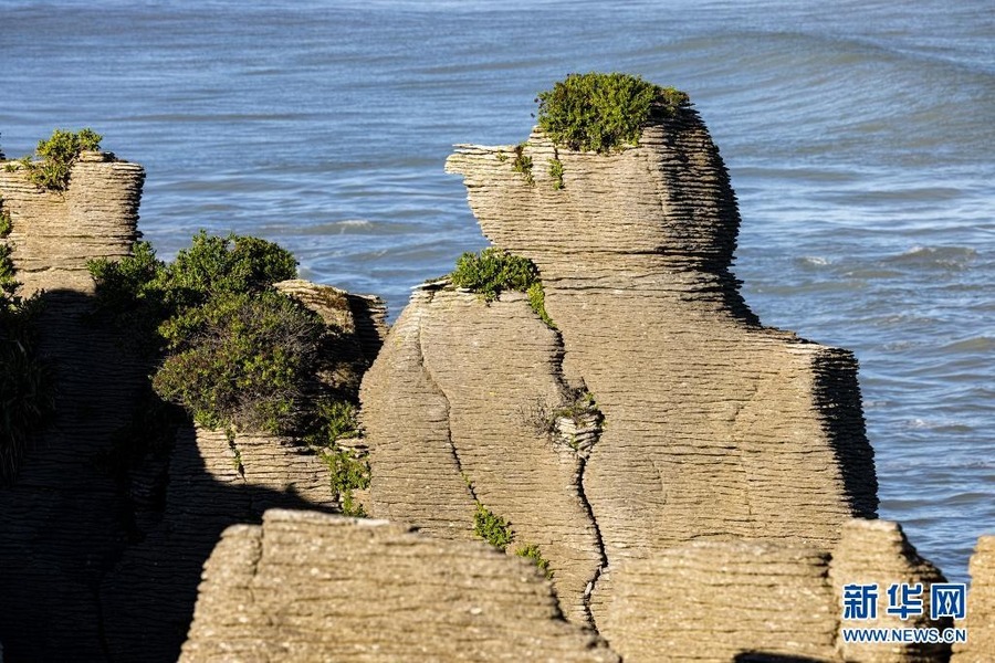 这是5月25日在新西兰普纳凯基拍摄的薄饼岩。新华社发（张健勇摄）