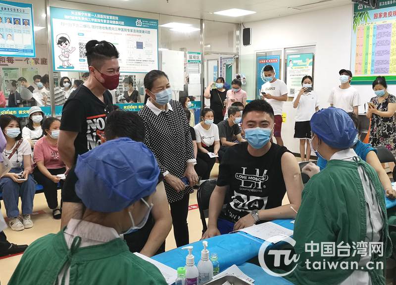 广西南宁市台办陆续组织台胞自愿免费接种新冠疫苗