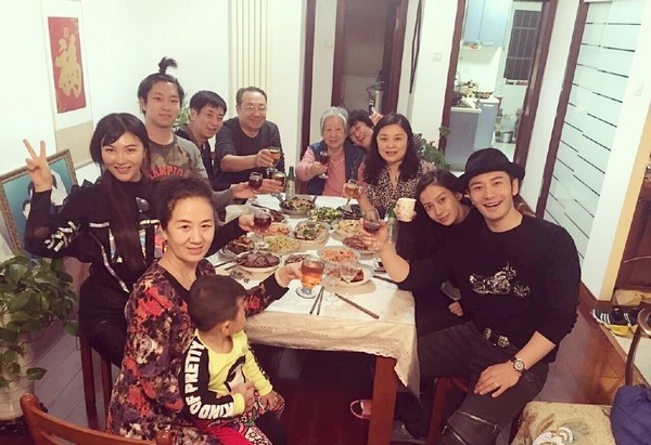 纸杯泄密？ 台媒曝新婚9月的Angelababy有喜了