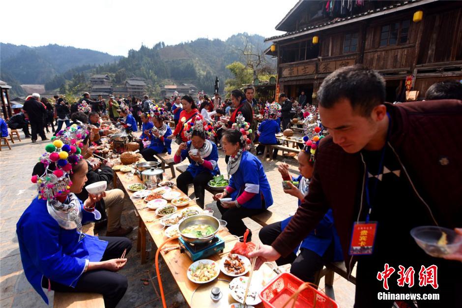 广西侗乡“百家宴”让粤桂游客饱口福
