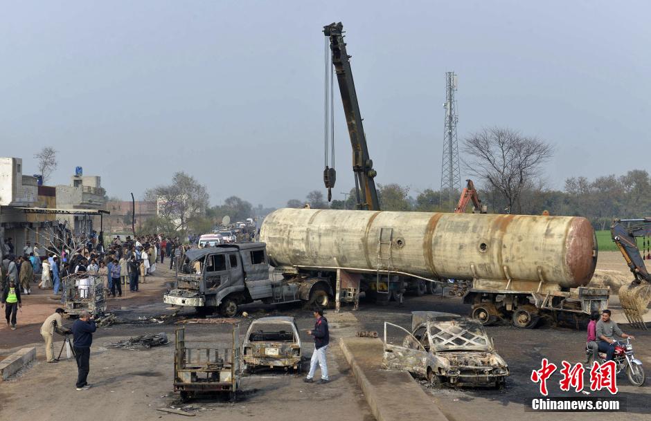 巴基斯坦一辆油气罐车爆炸 致多人死伤