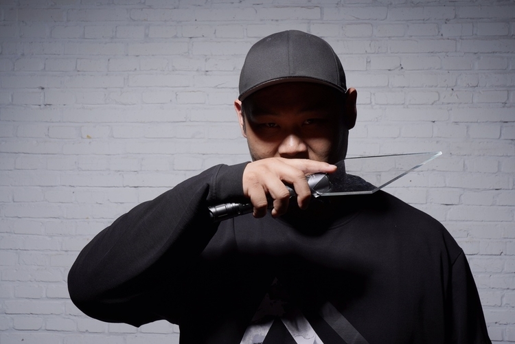 王思博积极探索光绘技巧及光绘作品的创作内容.