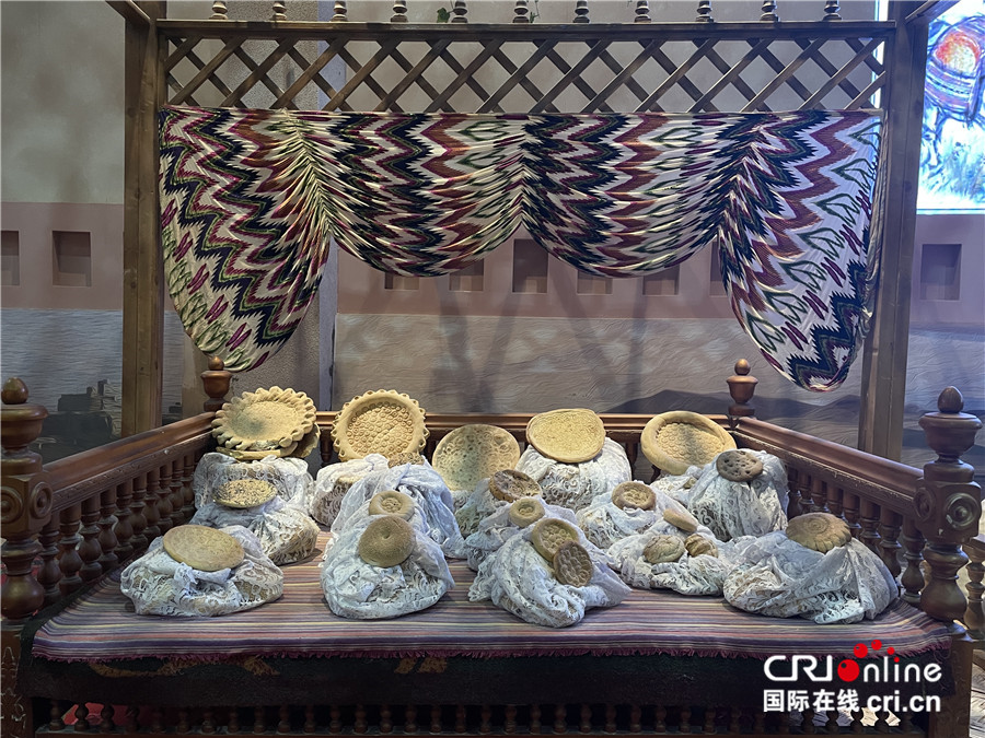 【外籍记者新疆行】馕——新疆饮食文化之魂_fororder_多种多样的新疆馕